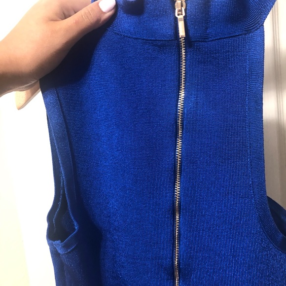 Short dress, one shoulder, chocker around neck - Picture 4 of 4